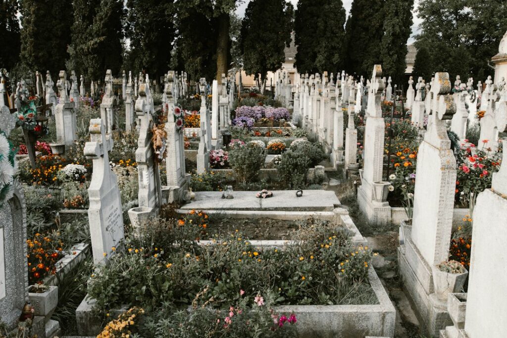 Grabgestaltung mit Steinen und Pflanzen auf einem Friedhof