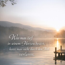"Was man tief in seinem Herzen besitzt, kann man nicht durch den Tod verlieren." In der Erinnerung und in allem, was Liebe leise hinterlässt, bleibt ein Teil dessen, was war, gegenwärtig. Abschied verändert die Nähe, doch nimmt nicht, was sich im Inneren verwurzelt hat. So darf neben dem Schmerz auch das bleiben, was getragen hat – still, kostbar, unverlierbar. #erinnerung #abschied #liebe #verlust #trauer #verbundenheit #innehalten